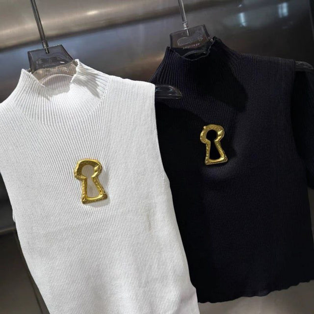 Top Sans Manches Femme Col Montant – Maille Côtelée Chic avec Détail Doré